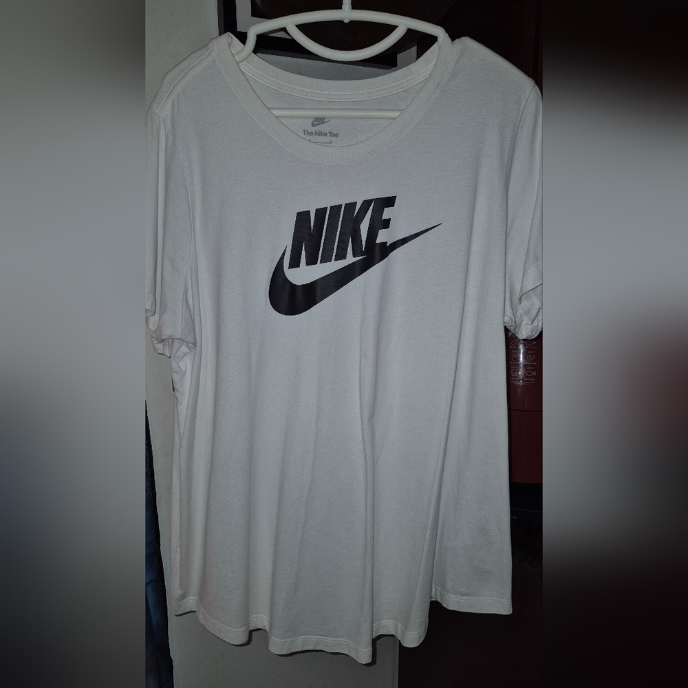 Nike Men's Tee in White with Black Logo - Picture 2 of 6